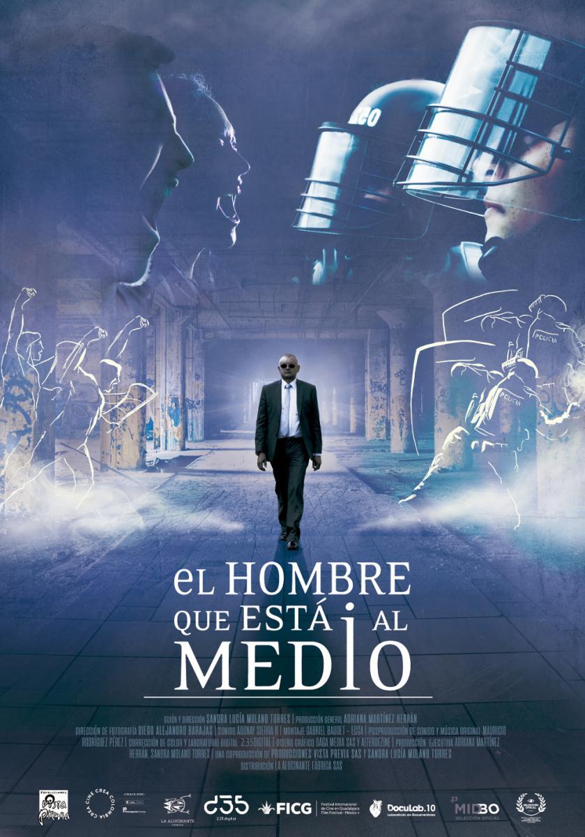 El hombre que está al medio