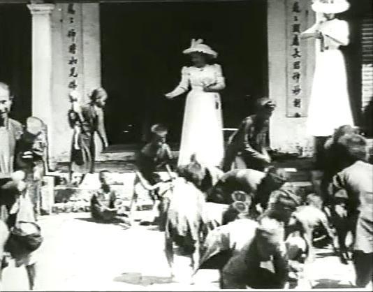 Enfants annamites ramassant des sapèques devant la Pagode des dames (C)