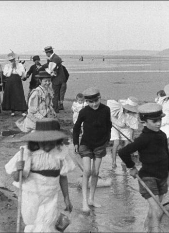 Enfants pêchant des crevettes (C)