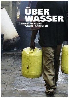 Über Wasser: Menschen und gelbe Kanister